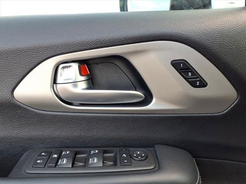 Used 2024 Chrysler Pacifica Premium image 15