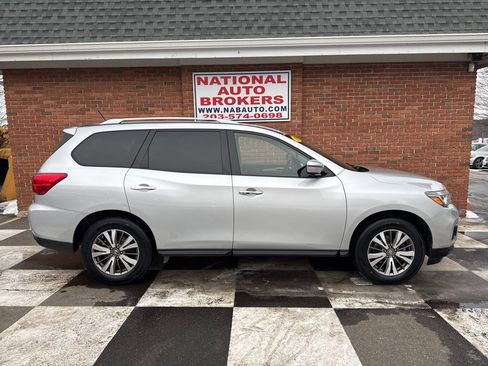 Used 2018 Nissan Pathfinder SL image 2