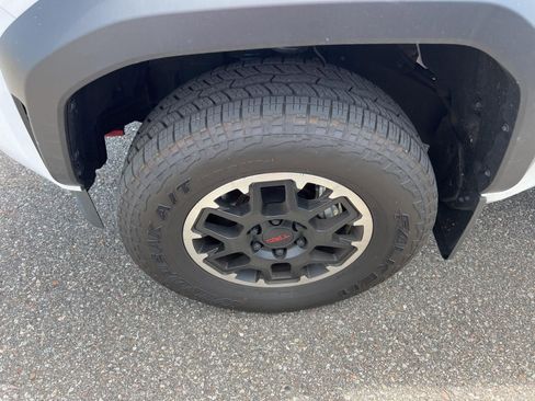 Used 2025 Toyota Tacoma TRD Off-Road AWD/4WD image 7