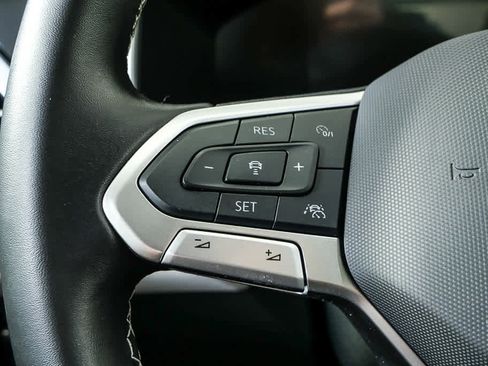 Certified 2025 Volkswagen Taos SE w/ Panoramic Sunroof Package FWD image 13