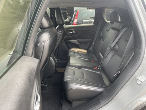Used 2019 Jeep Cherokee Limited AWD/4WD image 16