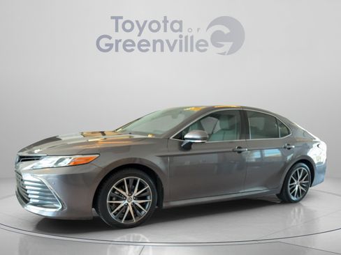 Used 2022 Toyota Camry XLE w/ Navigation Upgrade Package FWD image 2
