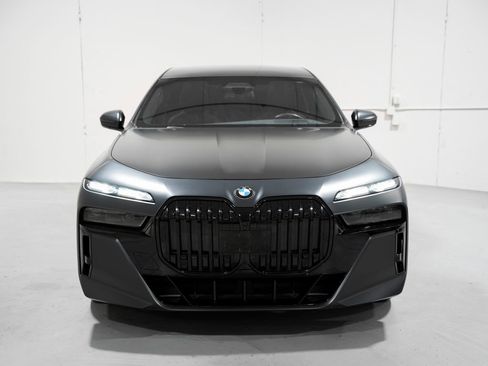 Used 2023 BMW 760i xDrive w/ Executive Package image 4