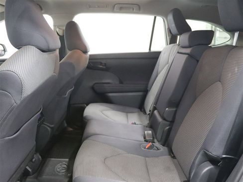 Used 2020 Toyota Highlander LE image 11