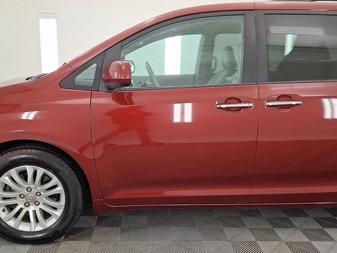 Used 2012 Toyota Sienna XLE w/ XLE Navigation Pkg image 9