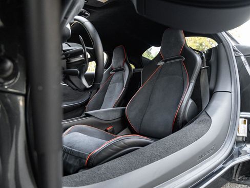 Used 2025 McLaren Artura image 4