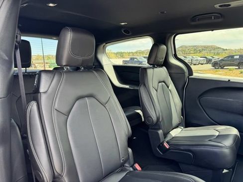 New 2026 Chrysler Pacifica Select FWD image 21