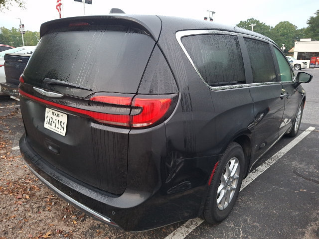 Used 2023 Chrysler Pacifica Touring-L FWD image 8