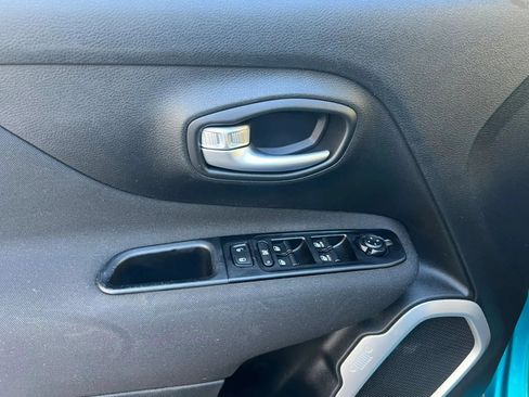 Used 2020 Jeep Renegade Latitude w/ Cold Weather Group AWD/4WD image 12
