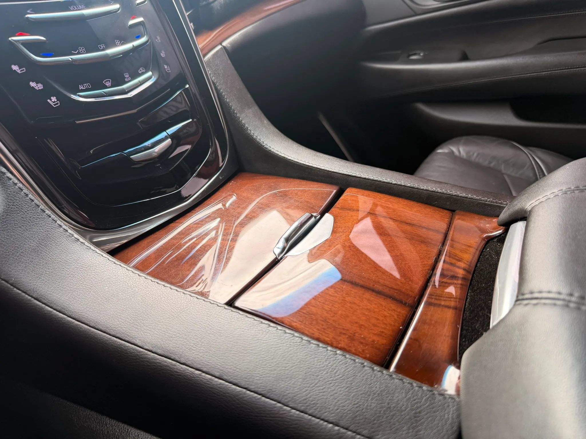 Used 2016 Cadillac Escalade Luxury AWD/4WD image 24