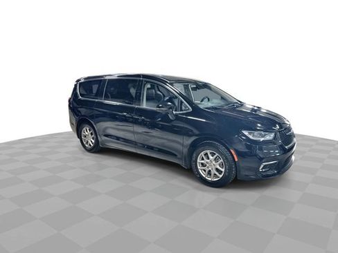 Used 2024 Chrysler Pacifica Touring-L FWD image 3