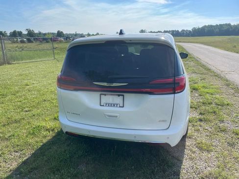 Used 2024 Chrysler Pacifica Touring-L AWD/4WD image 9