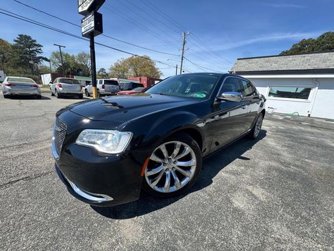 Used 2019 Chrysler 300 Limited RWD image 1