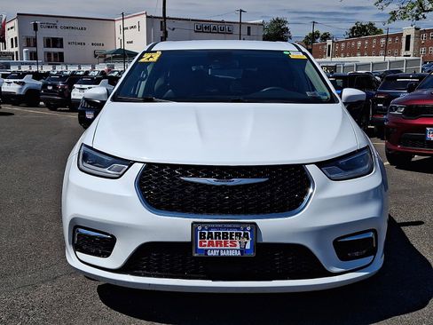 Used 2023 Chrysler Pacifica Touring-L FWD image 2