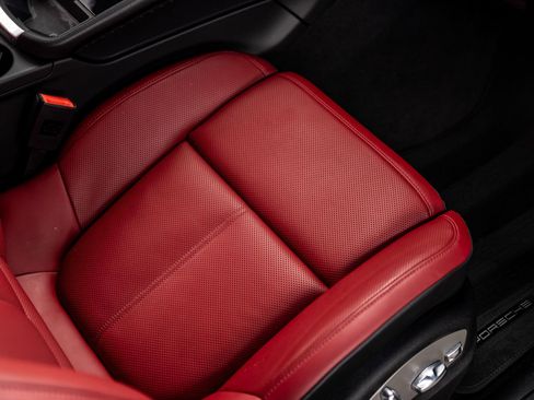 Certified 2025 Porsche Macan AWD/4WD image 35
