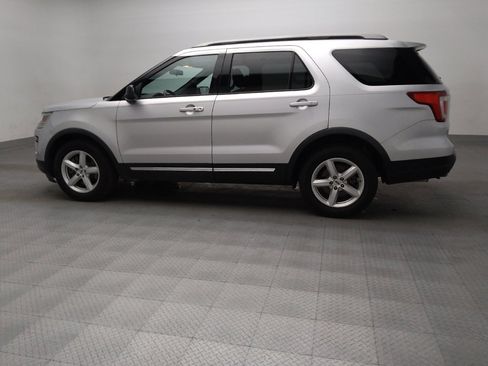 Used 2018 Ford Explorer XLT FWD image 3