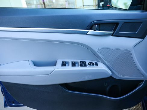 Used 2020 Hyundai Elantra SE image 25