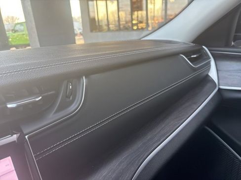 Used 2022 Jeep Grand Cherokee Limited image 24