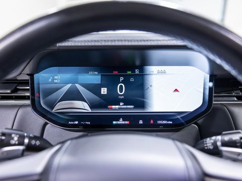 Used 2023 Land Rover Range Rover SE image 37