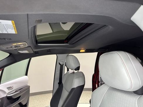 Used 2022 Toyota Sienna XSE AWD/4WD image 3