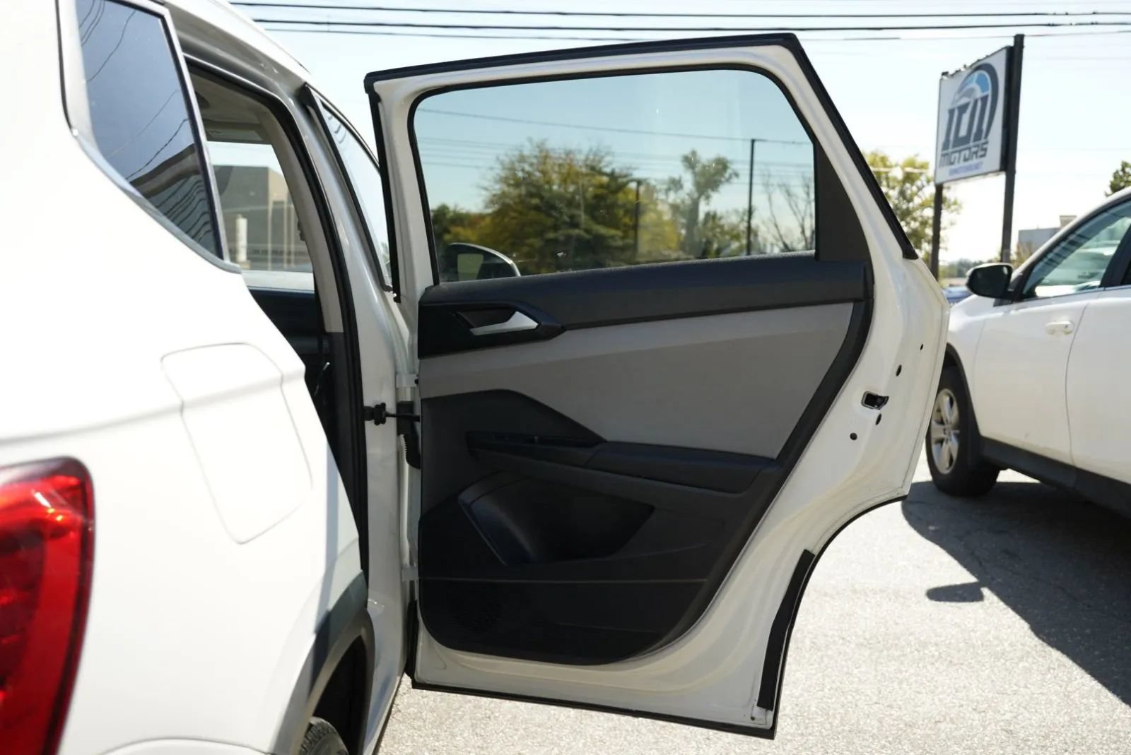 Used 2023 Volkswagen Taos SEL AWD/4WD image 33