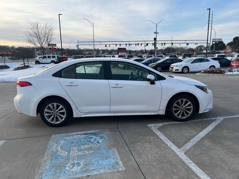 Used 2023 Toyota Corolla LE w/ LE Convenience Package image 5