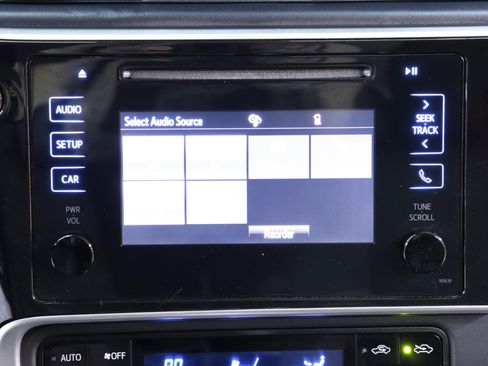 Used 2019 Toyota Corolla LE image 12