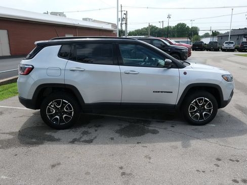 Used 2025 Jeep Compass Trailhawk AWD/4WD image 2
