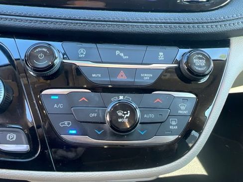 Used 2019 Chrysler Pacifica Limited FWD image 36