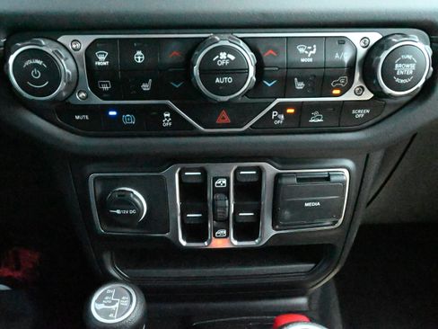 Used 2025 Jeep Wrangler Unlimited Sahara w/ Safety Group AWD/4WD image 26