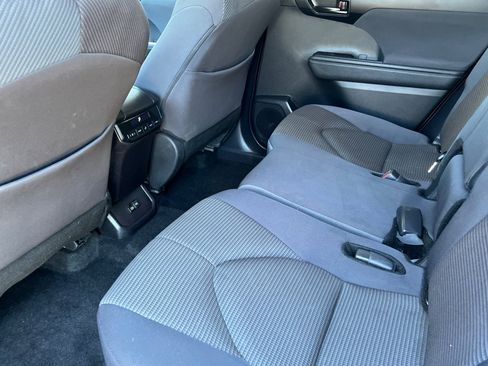 Used 2024 Toyota Highlander LE image 12