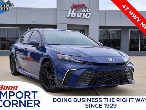 Used 2025 Toyota Camry SE image 1