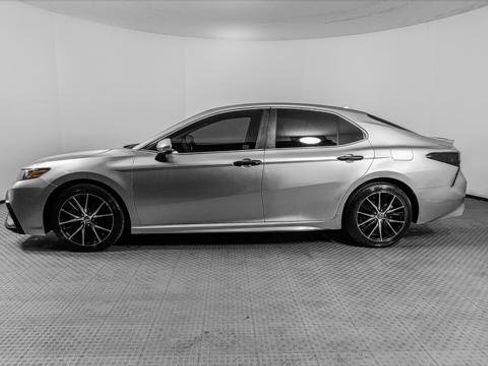 Used 2021 Toyota Camry SE image 3