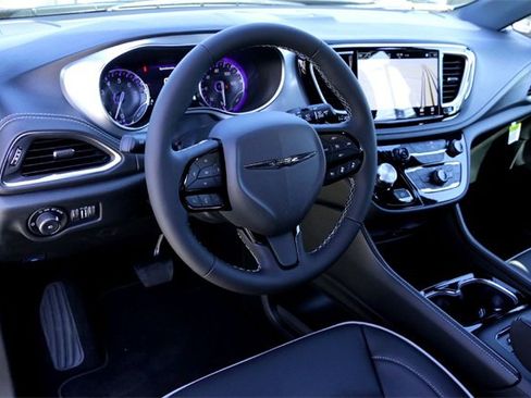 New 2026 Chrysler Pacifica Limited image 8