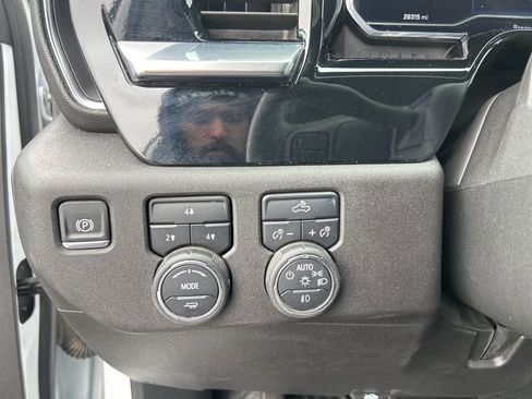 Used 2025 Chevrolet Silverado 2500 LT w/ Convenience Package image 22