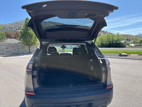 Used 2019 Jeep Cherokee Latitude Plus w/ Comfort/Convenience Group AWD/4WD image 5