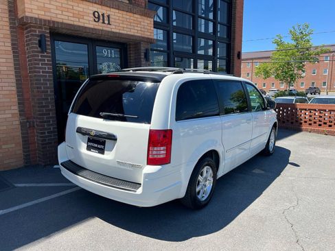 Used 2009 Chrysler Town & Country Touring FWD image 10