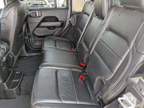 Used 2018 Jeep Wrangler Unlimited Sahara AWD/4WD image 15
