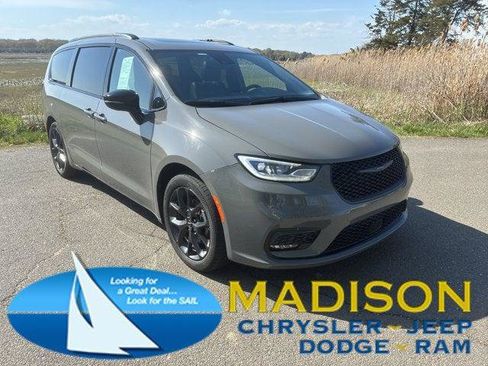 Certified 2025 Chrysler Pacifica Limited FWD image 1
