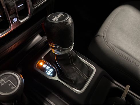 Used 2019 Jeep Wrangler Unlimited Sahara AWD/4WD image 31