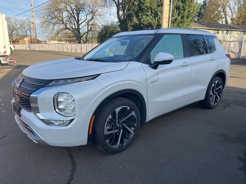 Used 2025 Mitsubishi Outlander SEL image 2