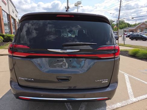 Used 2023 Chrysler Pacifica Limited w/ Uconnect Theater Family Group AWD/4WD image 9