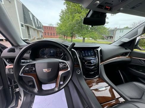 Used 2020 Cadillac Escalade Luxury AWD/4WD image 16