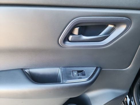 Used 2024 Nissan Rogue S image 37