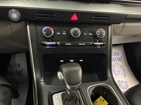 Used 2023 Kia Carnival LX FWD image 52