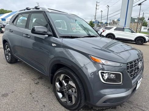 Used 2024 Hyundai Venue Limited FWD image 4
