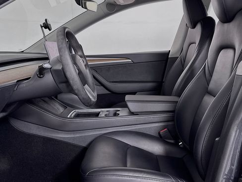 Used 2024 Tesla Model Y Long Range RWD image 9
