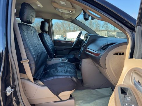 Used 2015 Chrysler Town & Country Touring-L w/ Driver Convenience Group image 20