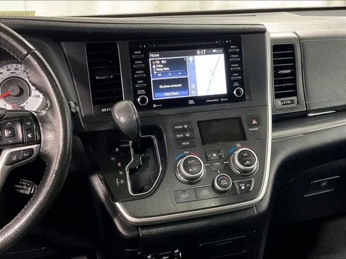 Used 2020 Toyota Sienna SE w/ SE Preferred Package image 19