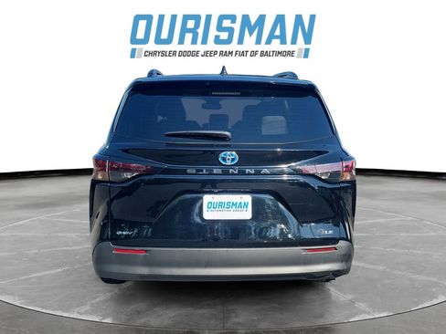 Used 2025 Toyota Sienna LE w/ LE Plus Package FWD image 5